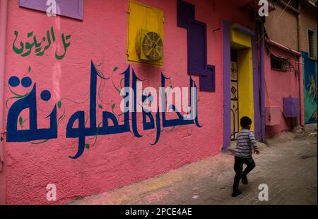 Gaza, Palestine. 13th mars 2023. Gaza, Palestine.13 mars 2023 les artistes palestiniens illuminent les murs des maisons du quartier Al-Zaytoun de la ville de Gaza avant le mois sacré musulman du Ramadan. Crédit : ZUMA Press, Inc./Alay Live News Banque D'Images