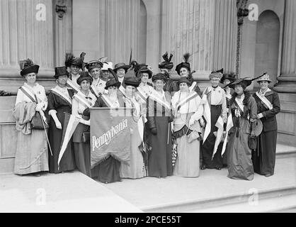 1917 , Washington , Etats-Unis : photos montre les femmes au suffrage PIQUETAGE DE PENNSYLVANIE . Photo de Harris et Ewing -SUFFRAGETTE - SUFFRAGETTA - sufraggetta - Sufragist - POLICO - POLITICO - POLITICA - POLITIQUE - FEMINISMO - FEMINISTA - FEMINISTE - SUFFRAGETTE - USA - ritratto - portrait - DRAPEAU - BANDIERA - STATI UNIDUn' AMERICA - FEMINISMO - FEMINISTA - FEMINISTE - FEMINISTE - FEMINISIST - FEMINISTE - FEMINISTE - FEMINISIST - FEMISTE - VOTO POLITICO ALLE DONNE - CHAPEAU - CAPPELLO - MODE - MODA - - FOTO DI GRUPPO - PER LA DIFESA DEI DIRITTI DELLE DONNE - PICCHETTO - PICCHETTAGGIO - ANNI DIECI - '10 - 10'S --- ARCHIVIO GBB Banque D'Images