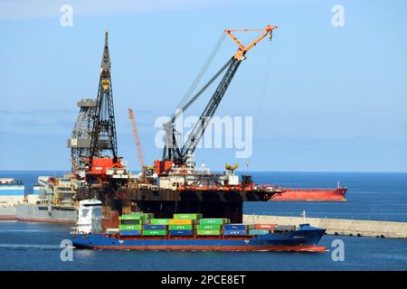 kleines Containerschiff verlässt den Hafen von Las Palmas, Gran Canaria, Espagnol Banque D'Images