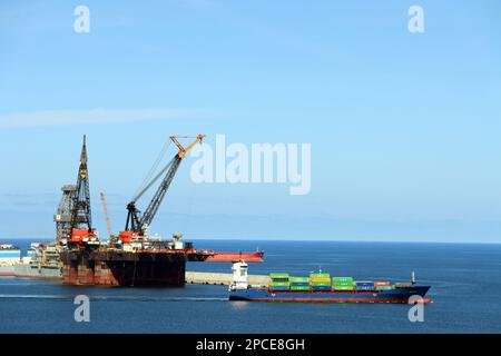 kleines Containerschiff verlässt den Hafen von Las Palmas, Gran Canaria, Espagnol Banque D'Images