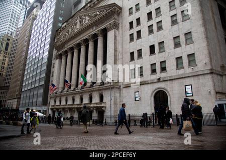 New York, États-Unis. 13th mars 2023. Les gens marchent devant la Bourse de New York (NYSE) à New York, aux États-Unis, sur 13 mars 2023. Les actions américaines se sont terminées mixtes lundi. Le Dow Jones a chuté de 0,28 pour cent à 31 819,14 et le S&P 500 a diminué de 0,15 pour cent à 3 855,76, tandis que le Nasdaq a augmenté de 0,45 pour cent à 11 188,84. Credit: Michael Nagle/Xinhua/Alay Live News Banque D'Images