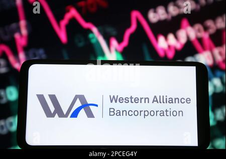 Dans cette illustration, le logo Western Alliance Bancorporation apparaît sur l'écran d'un smartphone. Banque D'Images