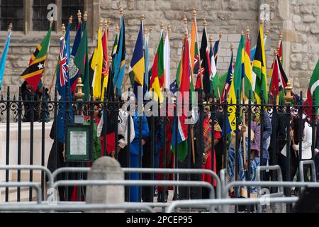 Westminster, Londres, Royaume-Uni. 13th mars 2023. Les drapeaux colorés du Commonwealth sont prêts à accueillir les membres de la famille royale alors qu'ils quittent le Commonwealth Service à l'abbaye de Westminster cet après-midi Banque D'Images