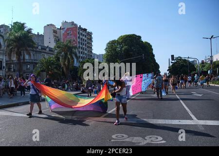 Buenos Aires, Argentine; 8 mars 2023: Les gens marchent avec un drapeau arc-en-ciel, un symbole de la communauté LGBTQ+, et un drapeau de la communauté trans pendant le I Banque D'Images