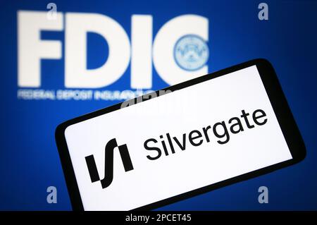 Ukraine. 13th mars 2023. Dans cette illustration, le logo de la Silvergate Bank est visible sur un smartphone et le logo de la Federal Deposit Insurance Corporation (FDIC) en arrière-plan. (Credit image: © Pavlo Gonchar/SOPA Images via ZUMA Press Wire) USAGE ÉDITORIAL SEULEMENT! Non destiné À un usage commercial ! Banque D'Images