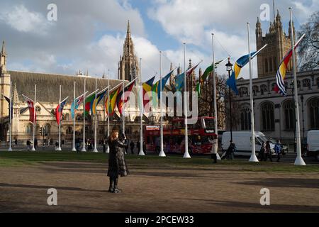 Westminster, Londres, Royaume-Uni. 13th mars 2023. Drapeaux colorés du Commonwealth sur la place du Parlement aujourd'hui après le Commonwealth Service à l'abbaye de Westminster. Crédit : Maureen McLean/Alay Live News Banque D'Images