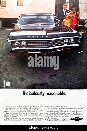 Publicité sur les coupés personnalisés de l'Impala de Chevrolet dans un magazine NatGeo, juin 1969 Banque D'Images