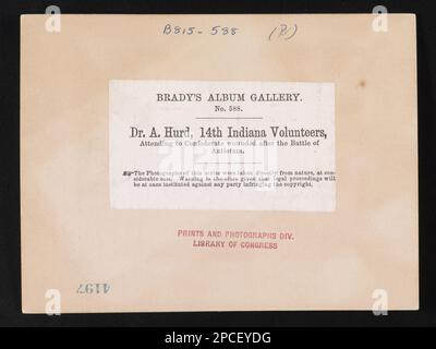 Dr A. Hurd, 14th volontaires de l'Indiana, assistant à des blessés confédérés après la bataille d'Antietam. Galerie d'albums de Brady, non 588, inscrit en vertu de l'Acte du Congrès, en l'an 1862, par Alexander Gardner, au bureau du greffier du tribunal de district du district de Columbia, titre de l'article, numérisé, 2014. Le financement du Centre pour la photographie de la guerre civile, négatif de verre original peut être disponible : LC-B815-588 (demi stéréo). États-Unis, Army, Indiana Infantry Regiment, 14th (1861-1864), Antietam, Battle of, MD, 1862, Hospitals, Maryland, Keedysville, 1860-1870, victimes de guerre, Conf Banque D'Images