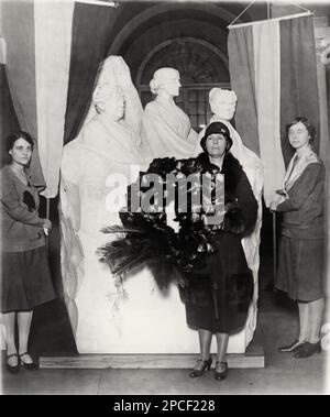 1929 , 15 février , Washington DC , Etats-Unis : les membres du Conseil national du Parti Womans honorent l'anniversaire de Susan B. Anthony en plaçant une couronne sur la statue aux Etats-Unis Crypte du Capitole à Washington par la femme sculpteur Adelaide Johnson . Dans le même monument, les portraits de buste de Elizabeth CADY STANTON ( 1820 - 1906 ) et DE LUCRETIA MOTT ( 1793 - 1880 ). La militante sociale abolitionniste, et figure principale du mouvement de la femme de l'époque SUSAN B. ANTHONY ( Susan Brownell , 1820 - 1906 ) - SUFFRAGETTA - sufraggetta - Sufraggetta - POLITICO - POLITICIEN - POLITICA - POLITIC - FE Banque D'Images