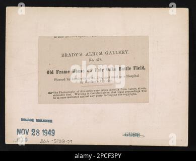 Ancienne maison de cadre sur le champ de bataille de Fair Oaks, percée par des centaines de balles, et utilisée comme hôpital par la division de Hooker. Galerie d'albums de Brady, non 478, inscrit en vertu de l'Acte du Congrès, en l'an 1862, par Barnard & Gibson, au bureau du greffier de la Cour de district du District de Columbia, titre tiré de l'article, estampillé sur le verso: 28 novembre 1949, source inconnue, numérisé, 2014. Le financement du Centre pour la photographie de guerre civile, négatif de verre original peut être disponible : LC-B815-478 (demi stéréo, rogné différemment). Campagne péninsulaire, va, 1862, dégâts de guerre, Virginie, Fair Oaks (Henrico cou Banque D'Images