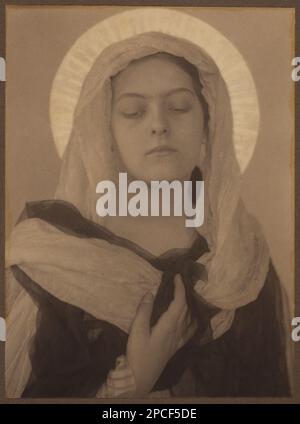 1900 CA , Etats-Unis : MARY ( la Vierge Marie ) . Femme posée comme la Vierge Marie, tête-et-épaules avec halo. Photo du photographe CHARLES I. BERG ( 1856 - 1926 ) , imprimé photographique platine . - Foto storiche - foto storica - portrait - ritrato - STORIA DELLA FOTOGRAFIA - HISTOIRE DE LA PHOTOGRAPHIE - foto pittorialista - photo pictorialiste - APPAREIL PHOTO - - RELIGIONE CATTOLICA - RELIGION CATHOLIQUE - aureola - velo - voile - MADONNA ---- Archivio GBB Banque D'Images