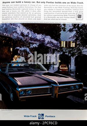 Une publicité sur les véhicules Pontiac dans un magazine NatGeo en mars 1968 Banque D'Images