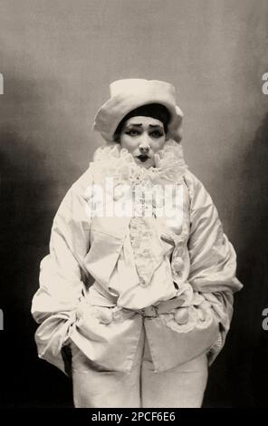 1883, Paris, FRANCE : la célèbre actrice française SARAH BERNHARDT ( 1844 - 1923 ) dans PIERROT ASSASSIN de J. RICHEPIN , portrait de Paul NADAR , Paris - attrice - TEATRO - THÉÂTRE - THÉÂTRE - DIVA - DIVINA - ART NOUVEAU - THÉÂTRE - BELLE EPOQUE - HISTOIRE - costume di scena - pizzo - dentelle - cerone - stuc - maquilage - maquis - rouches --- Archivio GBB Banque D'Images