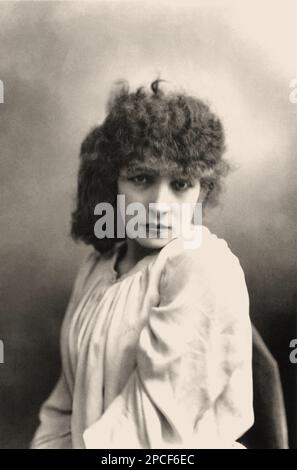 1884 , Paris , FRANCE : La plus célèbre actrice française de théâtre SARAH BERNHARDT ( 1844 - 1923 ) dans MACBETH par William SHAKESPEARE , portrait par Paul NADAR , Paris - artisanat - TEATRO - THÉÂTRE - THÉÂTRE - DIVA - DIVINA - VAMP - ART NOUVEAU - THÉÂTRE - BELLE EPOQUE - HISTOIRE ---- Archivio GBB Banque D'Images