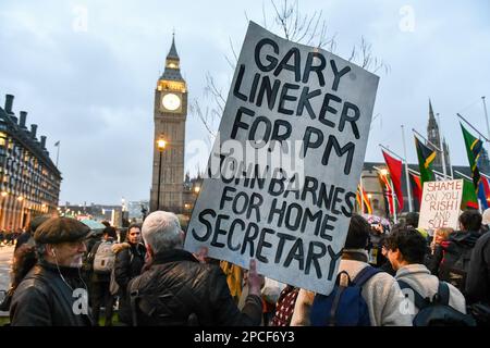 Londres, Royaume-Uni. 13th mars 2023. Un manifestant tient un écriteau en faveur du footballeur Gary Lineker qui a été au centre de la controverse après ses commentaires sur la politique gouvernementale britannique qui a conduit à sa suspension par la BBC, lors d'un rassemblement en faveur de la migration sur la place du Parlement, à Londres. Des activistes pro-immigration se sont réunis aujourd'hui soir sur la place du Parlement pour protester contre le projet de loi sur la nationalité et les frontières, qui, s'il est adopté, va apporter des changements radicaux à la manière dont les autorités britanniques traitent les migrants, les réfugiés et les demandeurs d'asile. Crédit : SOPA Images Limited/Alamy Live News Banque D'Images