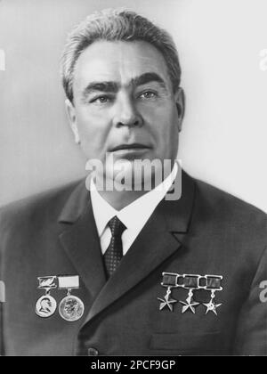 1964 CA : le premier ministre russe Leonid Ilyich Brejnev ( 1906 - 1982 ), a été secrétaire général du Parti communiste de l'Union soviétique (et donc chef politique de l'Union soviétique) de 1964 à 1982, occupant cette position plus longtemps que quiconque sauf Joseph Staline . Portrait officiel de Tass Press Agency - portrait - ritrato - médailles - medaglia - medaglie - tie - cravatta - collet - colletto - POLITHO - POLITICA - POLITIQUE - SOCIALISTE - SOCIALISMO - SOCIALISME - COMUNISTA - COMUNISMO - COMMUNISTE - COMMUNISME - foto storiche - foto storica - Leonìd ìc Brèznev - Banque D'Images