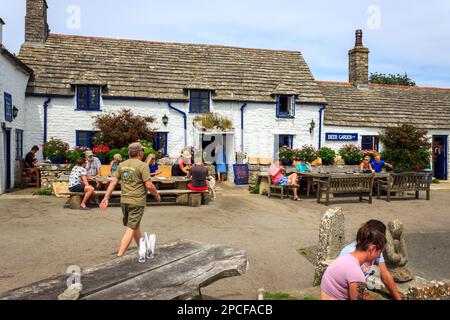 Pub du village britannique, jardin et clients Banque D'Images