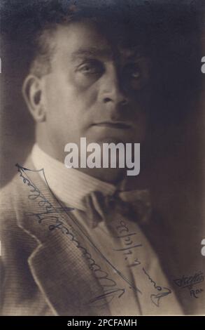 1920 CA , ITALIE : l'acteur et réalisateur italien ARMANDO FALCONI ( Roma 1871 - Milano 1954 ) . Père du réalisateur et écrivain Dino Falconi ( né en 1902 ). Photo de BETTINI , Roma - CINÉMA - ATTORE CINEMATOGRAFICO - REGISTA - TEATRO - THÉÂTRE - cravate - papillon - Cravatta - collier - colletto - signature - firma - autografo - autographe ---- Archivio GBB Banque D'Images