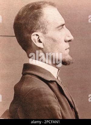 1894 , Paris , FRANCE : FELIX FENEON ( 22 juin 1861, Turin, Italie – 29 février 1944, Chatenay-Malabry ) dans un Moogshot de police . Feneon était un anarchiste parisien et critique d'art à la fin de 1800s . Il a inventé le terme « néo-impressionnisme » en 1886 pour identifier un groupe d'artistes dirigé par Georges Seurat, et les a ardemment promus. Le Prix Feneon a été créé en 1949 par son épouse sur la base des produits de la vente de sa collection d'art - LETTERATO - LITTÉRATURE - CRITICO LETTERARIO e ARTITICO - ARTE - ARTS - ARTI VISIVE - LETTERATURA - scrittore - barbe - barba - cravatta - cravate - collier - co Banque D'Images