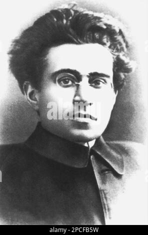 ANTONIO GRAMSCI ( Ales , Oristano 1891 - Roma 1937 ) intellectuel italien , écrivain et communiste - PARTITO COMUNISTA ITALIANO - PCI - POLICO - POLITICIEN - POLITICA - POLITIQUE - lentille - occhiali da vista - collier - colletto - INTELLETTUALE - PENSATORE - PENSEUR ---- Archivio GBB Banque D'Images