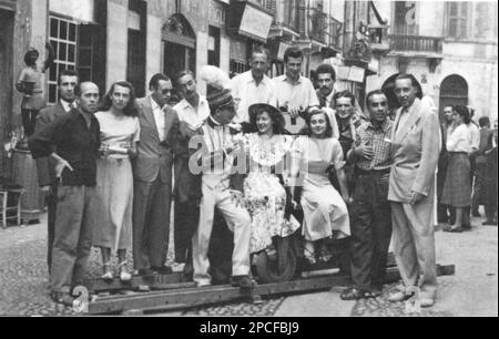 1950 CA , ITALIE : SANDRA MONDAINI ( née à Milan , 1931 ) , célèbre actrice italienne, avec la distribution du film ANGELI IN PARADISO ( unmethess ) de Goffredo Alessandrini basé sur une histoire de Giaci Mondaini ( père de Sandra Mondaini, premier de gauche dans cette photo ) . Dans cette photo aussi: Carlo Manzoni ( Carletto) Le producteur et le réalisateur Massimo Dalla Nave - TELEVISIONE - TELEVISION - ACTRICE - ATTRICE - SOUBRETTE - TEATRO LEGGERO - THEATRE - mamma e figlia - personalita' da giovane - giovani - célébrités quand était jeune - CINÉMA - FILM - film ---- Archivio Banque D'Images