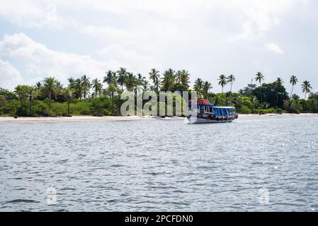 Valentica, Bahia, Brésil - 19 janvier 2023: Bateau naviguant dans les eaux du Rio una dans la ville de Valentica à Bahia. Banque D'Images