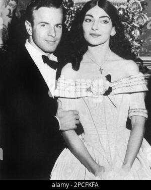 1958 , Dallas , Texas , Etats-Unis : le réalisateur italien FRANCO ZEFFIRELLI ( né le 12 février 1923 ) Avec la chanteuse d'opéra MARIA CALLAS après une performance réussie comme Violetta à LA TRAVIATA par Giuseppe Verdi aux Etats-Unis - CINÉMA - regista mailografico - attore - portrait - ritratto - homosexuel - homosexualité - omosessuale - Omosessualità - LGBT - GAY - OPERA LIRICA - TEATRO - THEATRE - THÉÂTRE - DIVA - DIVINA ---- Archivio GBB Banque D'Images