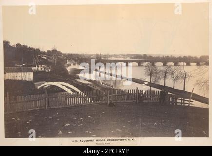 Pont de l'aqueduc, Georgetown, D.C., vue générale. Titre transcrit de l'article no 267, dans: Album photographique de la route ferroviaire militaire des États-Unis, page 99. Bridges, Washington (D.C.), 1860-1870, aqueducs, Washington (D.C.), 1860-1870, États-Unis, Histoire, Guerre civile, 1861-1865, Ingénierie et construction. Banque D'Images