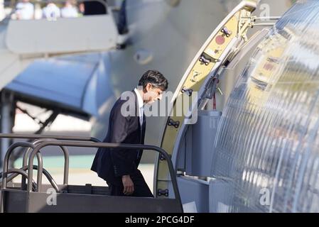 Le Premier ministre Rishi Sunak monte les marches jusqu'à son avion à l'aéroport de San Diego alors que M. Sunak retourne au Royaume-Uni après une rencontre avec le président américain Joe Biden et le Premier ministre australien Anthony Albanese à la base navale de point Loma à San Diego, aux États-Unis, Discuter de l'achat de sous-marins nucléaires dans le cadre d'un pacte entre les trois nations dans le cadre d'Aukus, un pacte de sécurité trilatéral entre l'Australie, le Royaume-Uni et les États-Unis. Date de la photo: Lundi 13 mars 2023. Banque D'Images