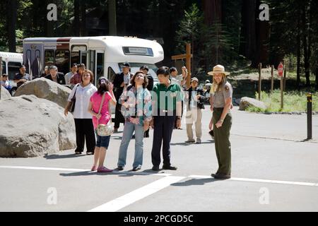 Giant Village, Etats-Unis - 21 juillet 2008: ranger guide un groupe de touristes à l'intérieur du parc national des séquoias et donne des explications. Banque D'Images