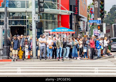 Los Angeles, États-Unis - 5 mars 2019 : les gens à une traversée piétonne attendent le feu vert sur le boulevard Hollywood de Walk of Fame. Banque D'Images