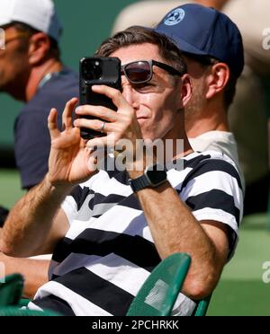 Indian Wells, Californie, États-Unis. 13 mars 2023 l'ancien joueur de la NBA Steve Nash regarde le match entre Holger Rune du Danemark et Stan Wawrinka de la Suisse lors de l'ouverture 2023 de BNP Paribas au jardin de tennis d'Indian Wells à Indian Wells, en Californie. Crédit photo obligatoire : Charles Baus/CSM Banque D'Images