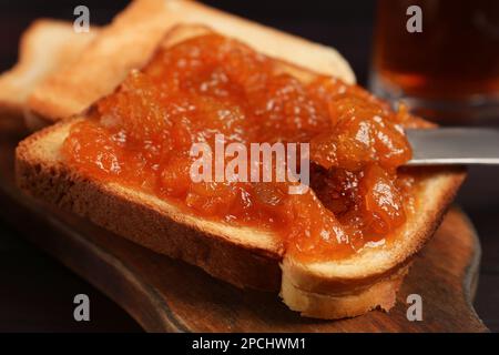 Délicieux toasts avec confiture sur panneau en bois, gros plan Banque D'Images