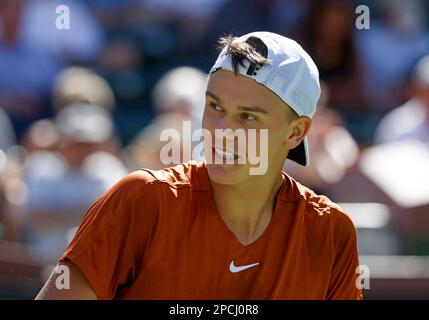 Indian Wells, Californie, États-Unis. 13 mars 2023 Holger Rune, du Danemark, en action contre Stan Wawrinka, de Suisse, lors de l'ouverture de BNP Paribas en 2023 au jardin de tennis d'Indian Wells, en Californie. Crédit photo obligatoire : Charles Baus/CSM Banque D'Images