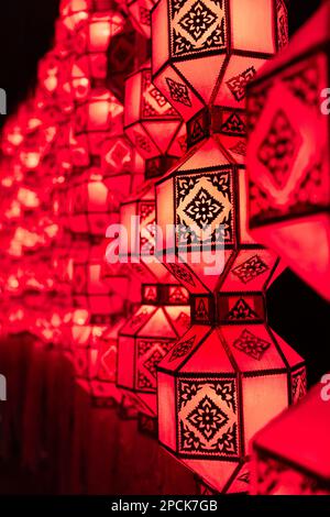 Yee Peng (Yi Peng) Festival , lanternes en papier décorées sur Tha-Phae Road, Chiang Mai Thaïlande. Banque D'Images