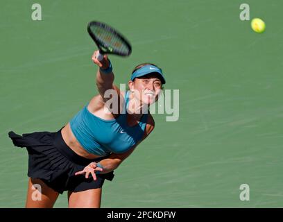 Indian Wells, Californie, États-Unis. 13 mars 2023 Paula Badosa, d'Espagne, sert contre Elena Rybakina, du Kazakhstan, lors de l'ouverture de BNP Paribas en 2023 au jardin de tennis de Indian Wells, en Californie. Crédit photo obligatoire : Charles Baus/CSM Banque D'Images
