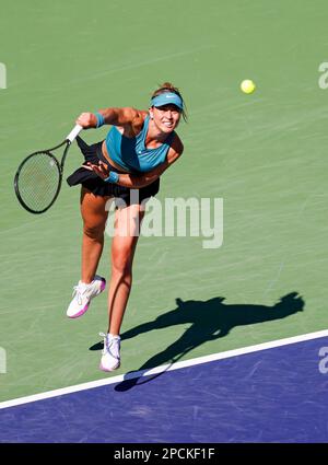 Indian Wells, Californie, États-Unis. 13 mars 2023 Paula Badosa, d'Espagne, sert contre Elena Rybakina, du Kazakhstan, lors de l'ouverture de BNP Paribas en 2023 au jardin de tennis de Indian Wells, en Californie. Crédit photo obligatoire : Charles Baus/CSM Banque D'Images