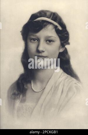 1920 , HOLM , SUÈDE : la Reine ASTRID de BELGIQUE ( née princesse de Suède , 1905 - 1935 ), mariée au roi LÉOPOLD III de Belges SAX COBURG GOTHA ( 1901 - 1983 ). Dans cette photo quand était une jeune princesse en Suède - Maison du BRABANT - BRABANTE - Josephine Charlotte - royalties - nobili - nobiltà - principessa reale - BELGIO - portrait - ritratto - REGINA di SVEZIA - HISTOIRE - FÓTO STORICHE - collier perles - collana di perle - perla --- Archivio GBB Banque D'Images