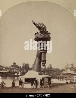 1876, PHILADELPHIE , Etats-Unis : la torche et une partie du bras de la Statue de la liberté, exposés à l'exposition centenaire 1876 à Philadelphie . Stand d'information à la base du bras et deux personnes vues à la rampe sous la flamme de la torc h. Stereograph par Centennial Photographic Co., Philadelphie , 1876. L'auteur de LA REVUE DE LIBERTÉ est l'architecte et sculpteur français FRÉDÉRIC AUGUSTE BARTHOLDI (Colmar, Alsace 1834 - 1904 ). - ARCHITETTO - ARCHITETURA - SCULTORORE - SCULPTURA - SCULPTURE - ARTS - ARTE - STATUA DELLA LIBERTÀ - STATUE DE LA LIBERTÉ - GÉOGRAPHIE - GEOGRAFIA - FOTO STORICHE - Banque D'Images