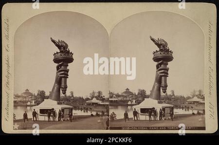 1876, PHILADELPHIE , Etats-Unis : la torche et une partie du bras de la Statue de la liberté, exposés à l'exposition centenaire 1876 à Philadelphie . Stand d'information à la base du bras et deux personnes vues à la rampe sous la flamme de la torc h. Stereograph par Centennial Photographic Co., Philadelphie , 1876. L'auteur de LA REVUE DE LIBERTÉ est l'architecte et sculpteur français FRÉDÉRIC AUGUSTE BARTHOLDI (Colmar, Alsace 1834 - 1904 ). - ARCHITETTO - ARCHITETURA - SCULTORE - SCULPTURA - SCULPTURE - ARTS - ARTE - STATUA DELLA LIBERTÀ - STATUE DE LA LIBERTÉ - GÉOGRAPHIE - GEOGRAFIA - FOTO STORICHE - H Banque D'Images