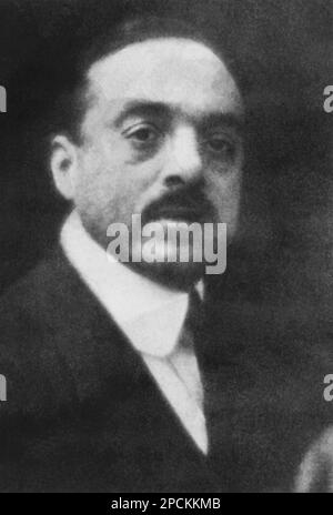 1915 CA , Milano , ITALIE : l'artiste italien d'avant-garde CARLO Carrà ( 1881 - 1966 ) - FUTURISME - FUTURISTA - FUTURISTE - STORIA DELl' ARTE - ARTS - AVANGUARDIA - portrait - ritratto - bachili - CARRA' - moustache ---- Archivio GBB Banque D'Images