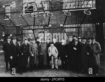 1921, Nouveau-Brunswick, New Jersey , Etats-Unis : Charles Proteus STEINMETZ ( Breslau 1865 – Schenectady, Etats-Unis 1923 ) dans cette photo avec le phisicien allemand ALBERT EINSTEIN. n 1919, l'ancien Nouveau-Brunswick, New Jersey Marconi Company Wireless Station, sur l'avenue Easton, dans la section Somerset du canton de Franklin, comté de Somerset, New Jersey, est devenu une partie de la nouvelle radio Corporation of America (RCA) comme station WII sous le logo World Wide Wireless. Les autorités de certification David Sarnoff ont effectué une visite d'inspection de l'installation en 1921. Certains des plus grands scientifiques de l'époque y ont assisté. De gauche à droite : t Banque D'Images