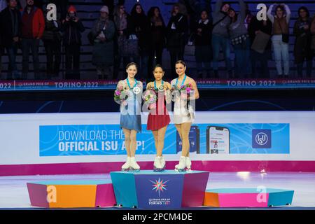 Turin, Italie. 10th décembre 2022. (L) Isabeau Levito des États-Unis (Silver), (C) Mai Mihara du Japon (Gold) et (R) Loena Hendrickx de Belgique (Bronze) posent avec leurs médailles dans les femmes seniors lors de la finale du Grand Prix de patinage artistique de l'UIP à Palavela. Crédit : SOPA Images Limited/Alamy Live News Banque D'Images