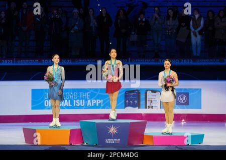 Turin, Italie. 10th décembre 2022. (L) Isabeau Levito des États-Unis (Silver), (C) Mai Mihara du Japon (Gold) et (R) Loena Hendrickx de Belgique (Bronze) posent avec leurs médailles dans les femmes seniors lors de la finale du Grand Prix de patinage artistique de l'UIP à Palavela. Crédit : SOPA Images Limited/Alamy Live News Banque D'Images