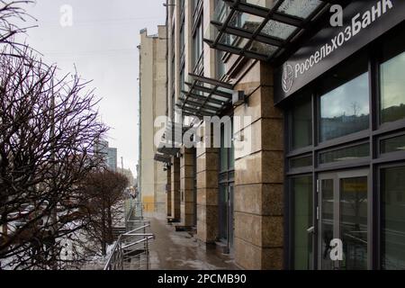 Moscou, Russie. 13th mars 2023. Un bureau de la Banque agricole russe est vu à Moscou. L'UE a précisé que les banques européennes peuvent utiliser le fax ou le courrier électronique pour des transactions avec des banques russes qui sont déconnectées de SWIFT mais n'ont pas été ciblées par les sanctions de l'UE. La Banque agricole russe répond à ces critères. Une telle option peut être nécessaire pour les livraisons de nourriture à l'étranger. (Photo de Vlad Karkov/SOPA Images/Sipa USA) crédit: SIPA USA/Alay Live News Banque D'Images
