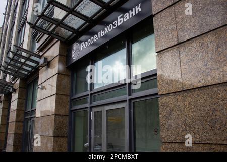 Moscou, Russie. 13th mars 2023. Un bureau de la Banque agricole russe est vu à Moscou. L'UE a précisé que les banques européennes peuvent utiliser le fax ou le courrier électronique pour des transactions avec des banques russes qui sont déconnectées de SWIFT mais n'ont pas été ciblées par les sanctions de l'UE. La Banque agricole russe répond à ces critères. Une telle option peut être nécessaire pour les livraisons de nourriture à l'étranger. Crédit : SOPA Images Limited/Alamy Live News Banque D'Images