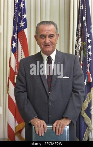 1963 CA, WASHINGTON DC, Etats-Unis : le président américain Lyndon Baines Johnson ( 1908 - 1973 ) au bureau ovale de la Maison Blanche . 37th Président des États-Unis, de l'État du Texas , élu de 1961 à 1963 . Image animée par Lyndon B. Johnson Library , photo de Yoichi R. Okamoto , photographe à la Maison Blanche , Bureau de presse de la Maison Blanche (WHPO). - PRESIDENTE DEGLI STATI UNITI D'AMÉRIQUE - CRAVATTA - TIE - CASA BIANCA - MAISON BLANCHE - POLICO - POLITIQUE - POLITICIEN - POLITICA ---- Archivio GBB Banque D'Images