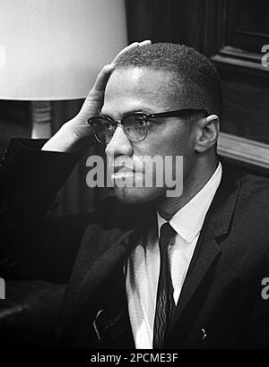 1964 , 26 mars, Etats-Unis: L'american MALCOM X ( Malcolm Little 1925 - 1965 ) en attente de début de conférence de presse . Photo de Marion S. Trikosko , photographe des États-Unis News & World Report - Stati Uniti - Etats-Unis - ritratto - portrait - cravatta - cravate - collier - colletto - objectif - occhiali da vista - DIRITTI CIVILI - DROITS CIVILS ---- NON À USAGE PUBLICITAIRE --- NON PER USO PUBLICITARIO -- - NE PAS UTILISER DE GADGETS --- ARCHIVIO GBB Banque D'Images