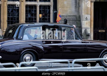 Londres, Royaume-Uni. 13th mars 2023. Le roi Charles III part dans une limousine d'État de Bentley après que le service multireligieux annuel de la Journée du Commonwealth a eu lieu à l'abbaye de Westminster. Il a lieu pour célébrer le Commonwealth et ses 56 pays membres. Crédit : onzième heure Photographie/Alamy Live News Banque D'Images