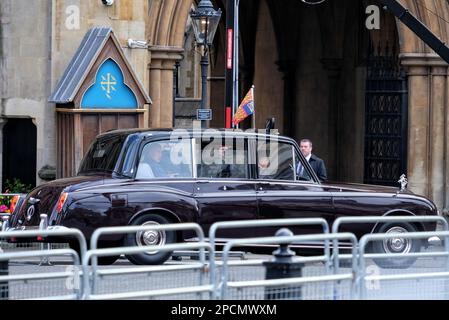 Londres, Royaume-Uni. 13th mars 2023. Le roi Charles III part dans une limousine d'État de Bentley après que le service multireligieux annuel de la Journée du Commonwealth a eu lieu à l'abbaye de Westminster. Il a lieu pour célébrer le Commonwealth et ses 56 pays membres. Crédit : onzième heure Photographie/Alamy Live News Banque D'Images